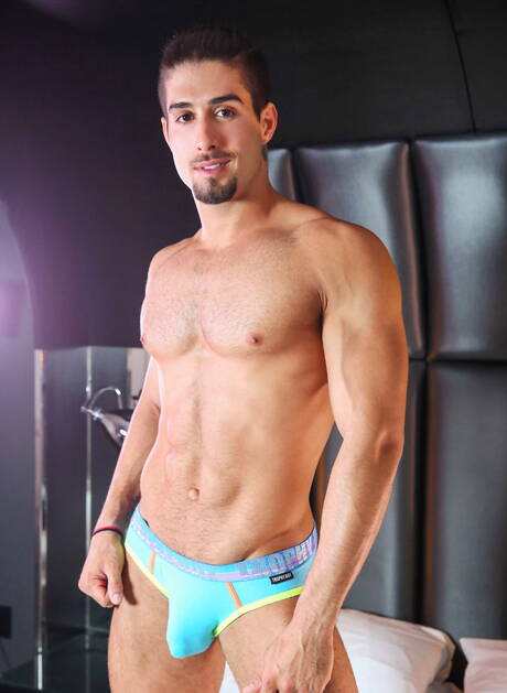 American husky guy Bennett Anthony and brazilian superstud Diego Sans sucking and screwing each other