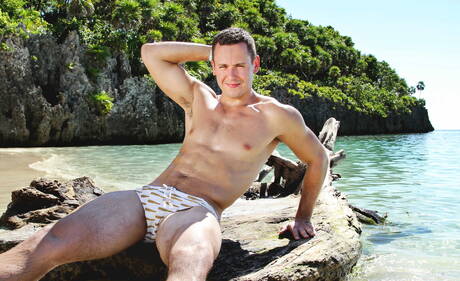 Zwei gut gebaute amerikanische Jungs, der Brenner Bolton und der reife Bär Colby Jansen, ficken sich in den Arsch, nachdem sie im Badezimmer einen Schwanz gelutscht haben