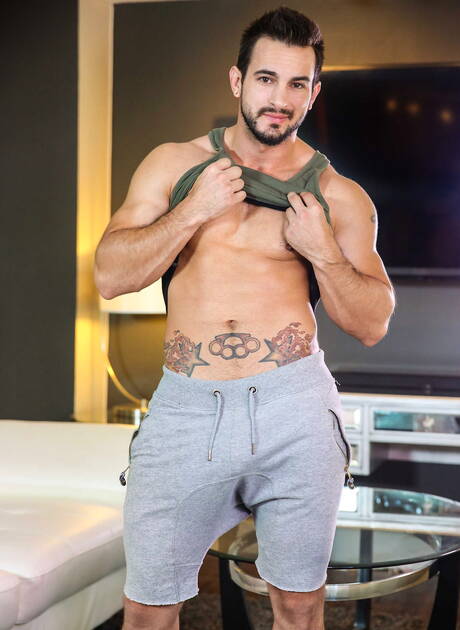 Le pornostar americane Phenix Saint e Tommy Regan, due uomini forti, si fanno un culo