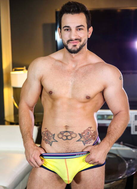 Le pornostar americane Phenix Saint e Tommy Regan, due uomini forti, si fanno un culo