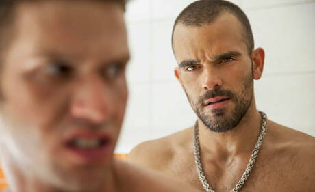 Les Américains chauds, le beau mec Damien Crosse et la loutre Jimmy Fanz se sucent et se baisent dans la salle de bain