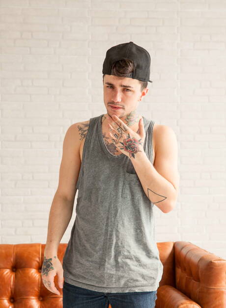 Der kanadische Twink Jake Bass und der amerikanische Muskelprotz Johnny Rapid ficken sich in den Arsch, nachdem sie einen Schwanz gelutscht haben