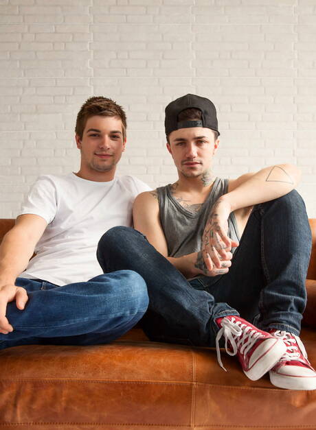 Der kanadische Twink Jake Bass und der amerikanische Muskelprotz Johnny Rapid ficken sich in den Arsch, nachdem sie einen Schwanz gelutscht haben