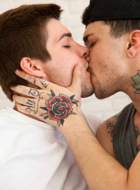 Der kanadische Twink Jake Bass und der amerikanische Muskelprotz Johnny Rapid ficken sich in den Arsch, nachdem sie einen Schwanz gelutscht haben