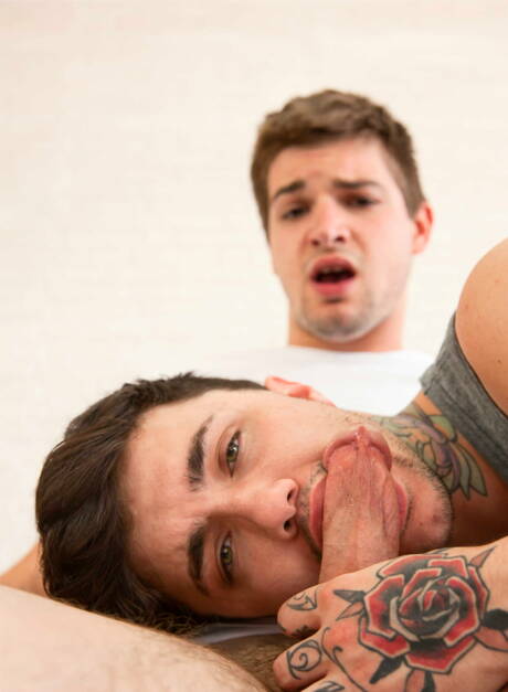 Der kanadische Twink Jake Bass und der amerikanische Muskelprotz Johnny Rapid ficken sich in den Arsch, nachdem sie einen Schwanz gelutscht haben