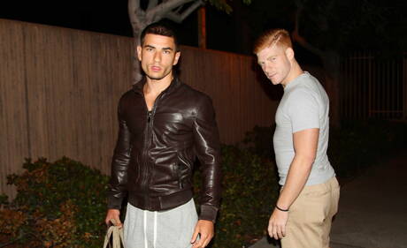 Der amerikanische Superhengst Bennett Anthony und der russische harte Kerl Vadim Black ficken in den Arsch, nachdem sie draußen einen Schwanz gelutscht haben