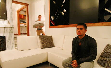 Der amerikanische Superhengst Bennett Anthony und der russische harte Kerl Vadim Black ficken in den Arsch, nachdem sie draußen einen Schwanz gelutscht haben