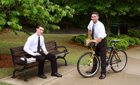 De harige Amerikaanse hengst Jimmy Fanz en de gespierde Paul Canon hebben hete seks in de buitenlucht