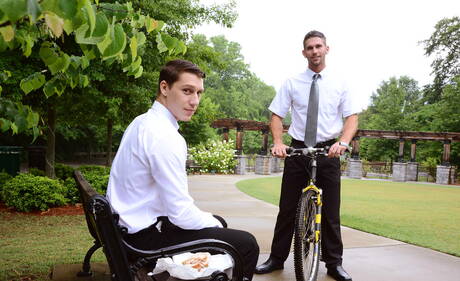 De harige Amerikaanse hengst Jimmy Fanz en de gespierde Paul Canon hebben hete seks in de buitenlucht