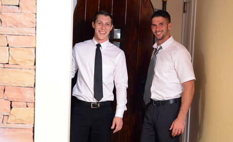 De harige Amerikaanse hengst Jimmy Fanz en de gespierde Paul Canon hebben hete seks in de buitenlucht