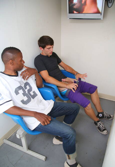 若い黒人と白人のエイデン、ミスター・ハンプトン、プリンス、タイコ、グローリーホールポルノ