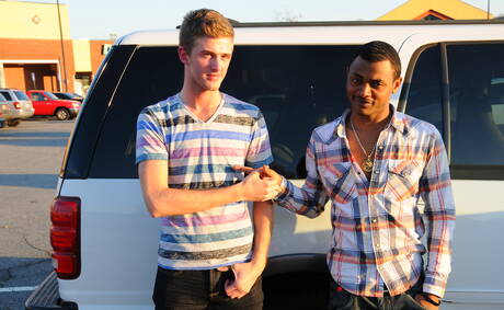 Le dur à cuire noir Brooklyn Bounce et le costaud Perry Calaveri baisent après une fellation interraciale en extérieur