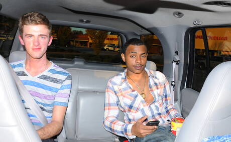 Le dur à cuire noir Brooklyn Bounce et le costaud Perry Calaveri baisent après une fellation interraciale en extérieur