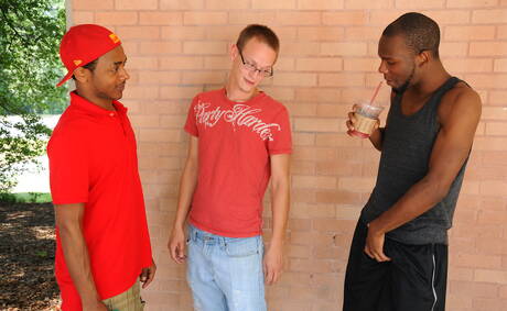 Die geilen Typen Brooklyn Bounce, Intrigue und Troy Segal haben im Freien einen Dreier mit interracialem Analsex