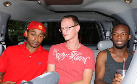 Die geilen Typen Brooklyn Bounce, Intrigue und Troy Segal haben im Freien einen Dreier mit interracialem Analsex