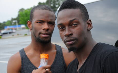 Les garçons sans vergogne Cody Bristol, Intrigue et Uzi dans une scène de baise interraciale à trois en extérieur