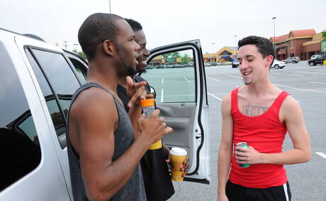 Les garçons sans vergogne Cody Bristol, Intrigue et Uzi dans une scène de baise interraciale à trois en extérieur