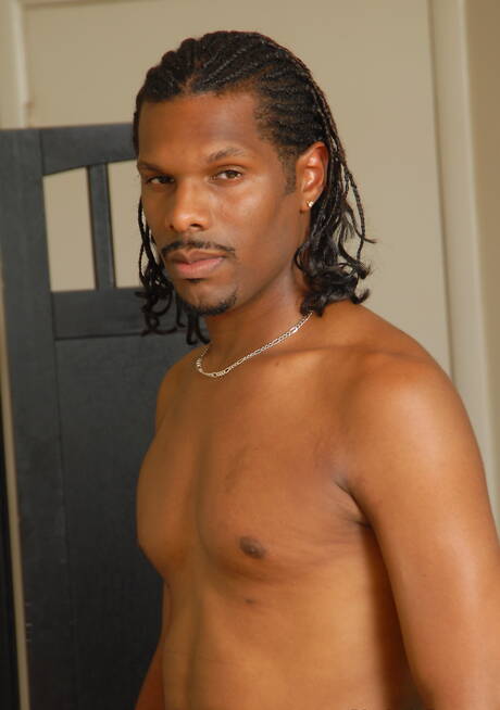 ビーフケーキDヴァインとたくましい体格のコディ・リアンが黒人と白人の屋外セックスをする