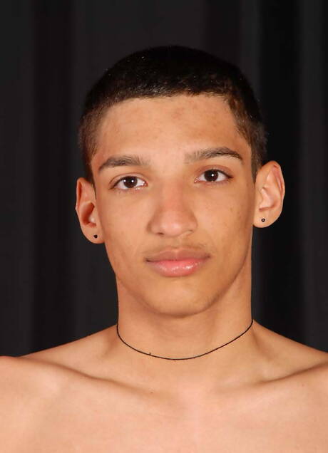 Il bellissimo ragazzo Billy Leather e il muscoloso signor Saki, di colore ebano, si scopano il culo dopo aver succhiato il cazzo