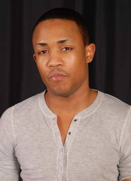 Il bellissimo ragazzo Billy Leather e il muscoloso signor Saki, di colore ebano, si scopano il culo dopo aver succhiato il cazzo