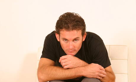 2人のアメリカ人の若いエリンと筋肉質のジャスティンブレイドは、フィスティングで異人種間のアナルセックスをします