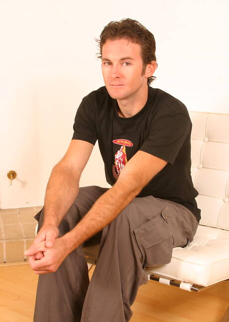 2人のアメリカ人の若いエリンと筋肉質のジャスティンブレイドは、フィスティングで異人種間のアナルセックスをします