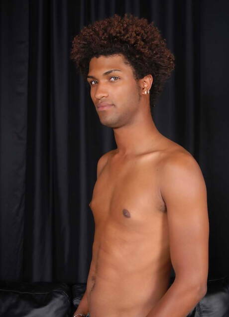 O bonitão Kaiden Cole e o bonitão Marx em amor preto no branco