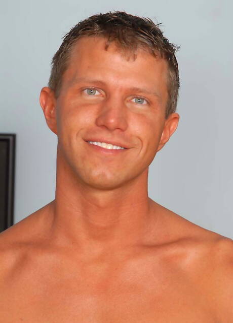 O gostoso amigo Corey e o lindo cara Travis em sexo anal interracial quente