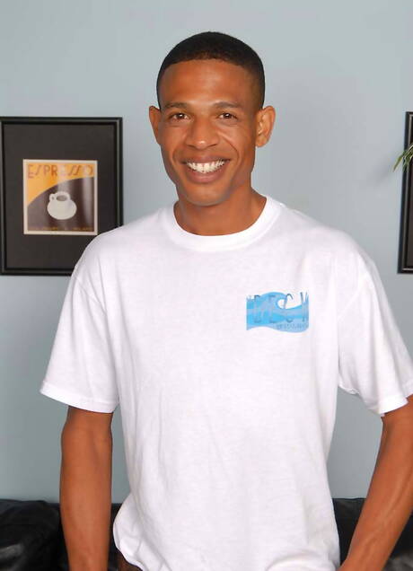 O gostoso amigo Corey e o lindo cara Travis em sexo anal interracial quente