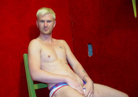 American pornstars bodybuilder Chris Dano and young boy Luke Cross fuck after  interracial blowjob