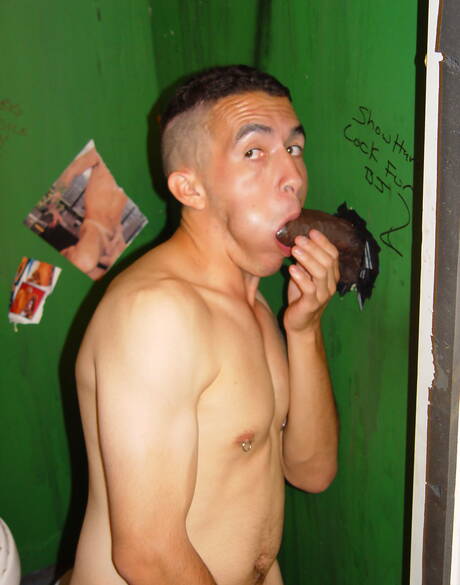 Stud T.j. Gold and ebony hunk Tyrese in dick sucking scene in bath