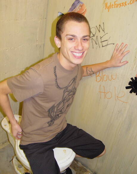 Bons garotos americanos, o lindo garoto Phillip Ashton e o robusto Tyrese em cena de chupada de pau no banho