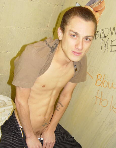 Gloryholes and Handjobs: Nice american boys pretty boy Phillip Ashton and husky guy Tyrese in dick sucking scene in bath