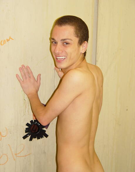 Mili amerykańscy chłopcy, ładny chłopak Phillip Ashton i krzepki facet Tyrese w scenie ssania penisa w kąpieli