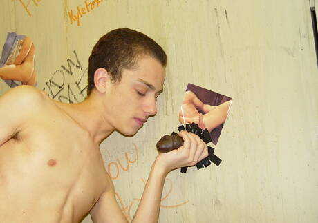 Bons garotos americanos, o lindo garoto Phillip Ashton e o robusto Tyrese em cena de chupada de pau no banho