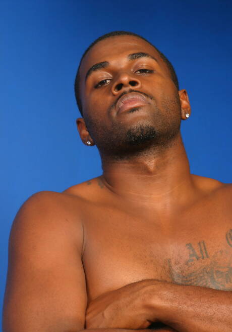 Le beau Willy sauvage et le costaud Blackhawk ébène font une branlette interraciale