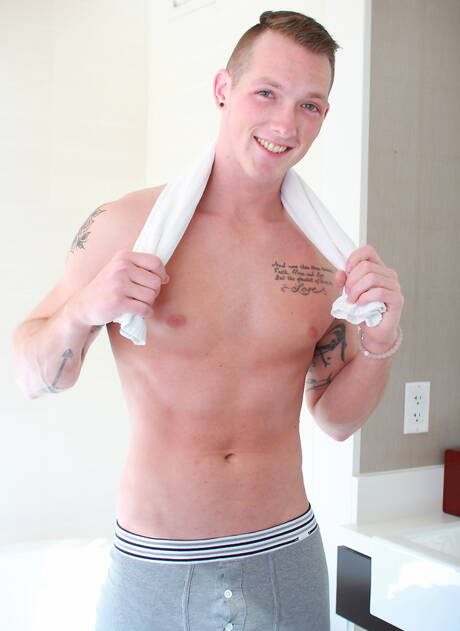 El simpático estadounidense Jackson Cooper y el corpulento Billy Santoro tienen una escena de pareja caliente en la ducha.