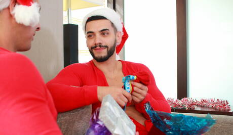 Die berühmten Amerikaner Seth Santoro und Arad Winwin, der muskulöse Kerl, lutschen und ficken sich gegenseitig unter der Dusche