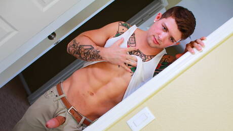 Zwei amerikanische Typen, der gut gebaute Sebastian Kross und der gut gebaute Casey Everett, ficken sich nach dem Saugen in den Arsch