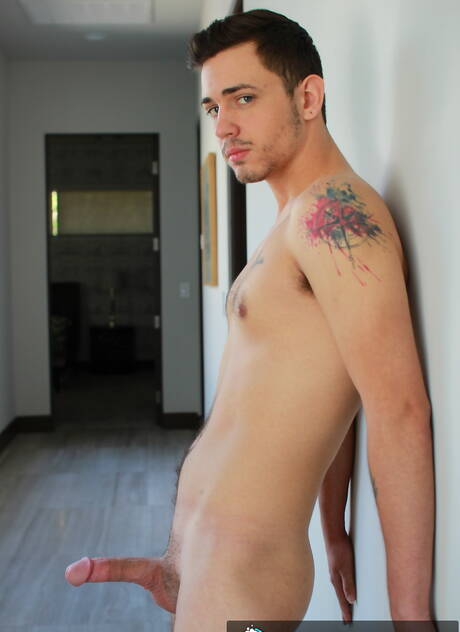 Latino strongman Ian Greene and superstud Blake Carson love each other in shower