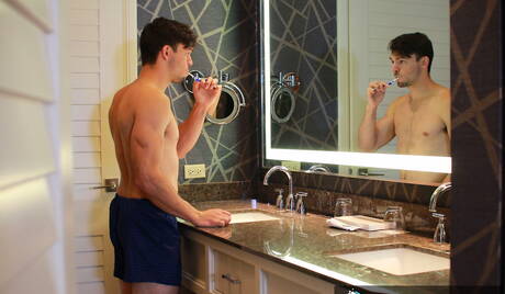 Die netten amerikanischen Muskelprotze Taylor Reign und der Superhengst Jason Maddox vögeln in der Badewanne einen Arsch