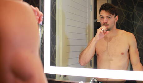 Die netten amerikanischen Muskelprotze Taylor Reign und der Superhengst Jason Maddox vögeln in der Badewanne einen Arsch