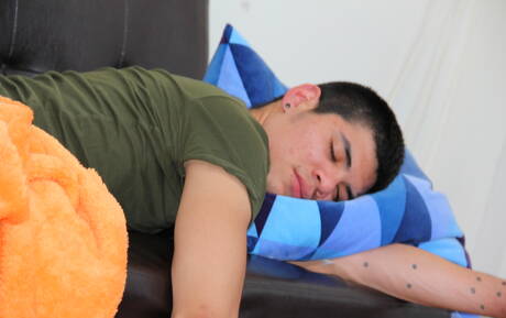 Der nette Latino Matty D lutscht und vögelt den Jungen