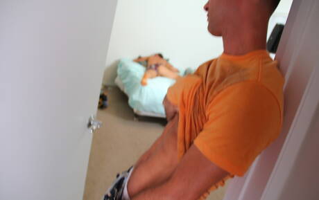 アメリカの若いTyr Alexanderはチンポをしゃぶった後にアナルファックする