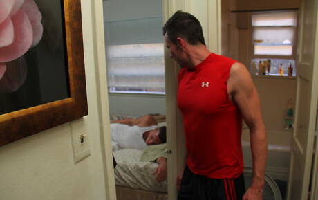 Amerikaanse otter Alex Andrews neukt kont na pijpbeurt