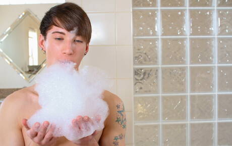 Gay Creeps: Two american dudes hot twink Damian Black and well-built Casey Everett have anal sex in bath