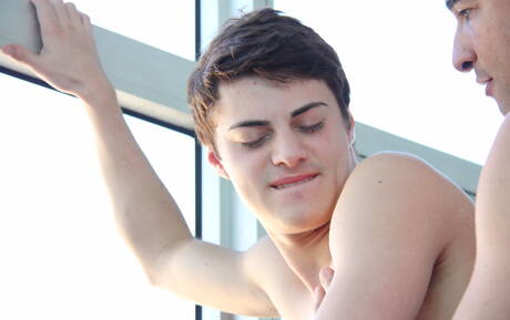 Il bel ragazzo americano Hunter Page e il ragazzo brasiliano Luke Hass in una scena gay bollente