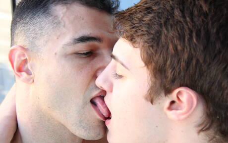 Il bel ragazzo americano Hunter Page e il ragazzo brasiliano Luke Hass in una scena gay bollente