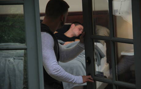 El guapo estadounidense Jackson Taylor se folla el culo después de chupar la polla