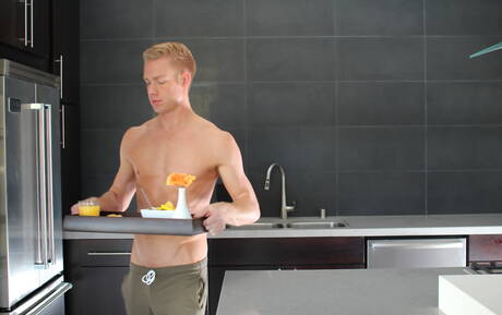 Canadese stoere kerel Christopher Daniels neukt na een pijpbeurt in de keuken